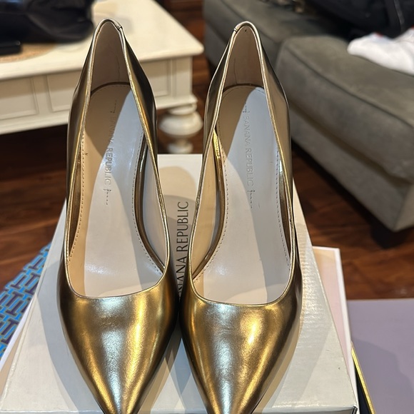 Banana Republic "Ninah" Shine Bronze Pumps Size 7 - Picture 3 of 6